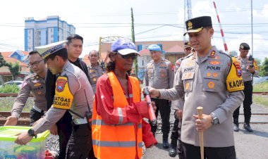 Atensi-Perlintasan-Kereta-Api-Tanpa-Palang,-Polres-Lamongan-Bantu-Peralatan-Untuk-Relawan
